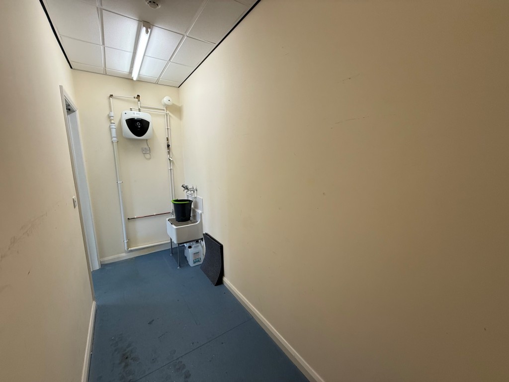 Lot: 51 - LEASEHOLD COMMERCIAL BUILDING WITH FOUR OFFICE SUITES - Utility room on ground floor with water supply